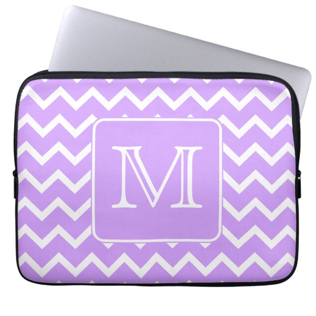 Paars en wit Chevron design. Aangepast monogram. Laptop Sleeve (Voorkant)