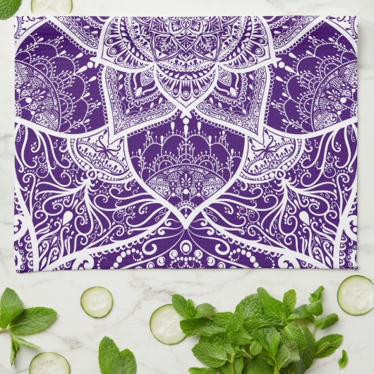 Paars en wit Mandala - Loergann in Boysenberry Theedoek (Gevouwen)