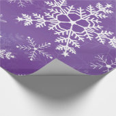 Paars en wit Snowflake-patroon Cadeaupapier (Hoek)