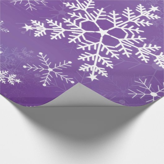 Paars en wit Snowflake-patroon Cadeaupapier (Hoek)
