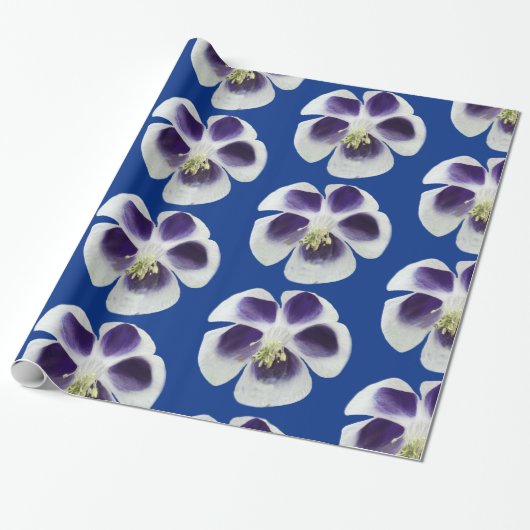 Paars en Witte Bloemen Inpakpapier (Uitgerold)