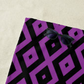 Paars en zwart diamantpatroon strandlaken (In situ)