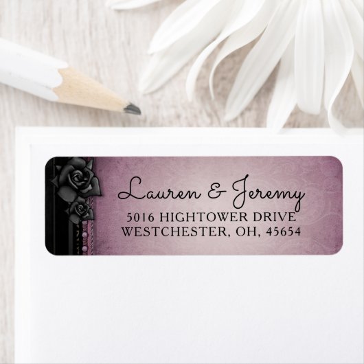 Paars en zwart Roos dat overeenkomt met Halloween  Etiket (Insitu)