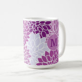 Paars Floral Dahlia Pattern Monogrammed Initiaal Koffiemok (Voorkant rechts)