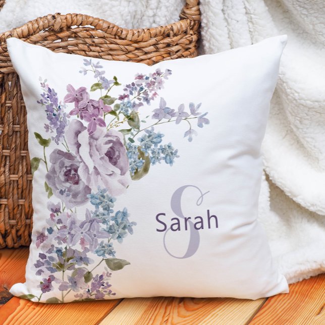 Paars Floral Sierkussen (Watercolor Purple Lilac Monogrammed Floral Throw Pillow)