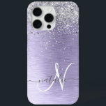Paars geborsteld metaal Silver Glitter Monogram Na iPhone 15 Pro Max Hoesje<br><div class="desc">Pas dit trendy ontwerp van de telefoonbehuizing eenvoudig aan met  zilveren mousserende glitter op een paarse geborstelde metalen achtergrond.</div>