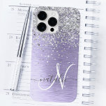 Paars geborsteld metaal Silver Glitter Monogram Na Case-Mate iPhone 14 Pro Max Hoesje<br><div class="desc">Pas dit trendy ontwerp van de telefoonbehuizing eenvoudig aan met  zilveren mousserende glitter op een paarse geborstelde metalen achtergrond.</div>
