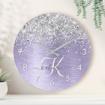Paars geborsteld metaal Silver Glitter Monogram Na Ronde Klok<br><div class="desc">Pas dit trendy ontwerp van de  met  zilveren mousserende glitter gemakkelijk aan op een paarse geborstelde metalen achtergrond.</div>