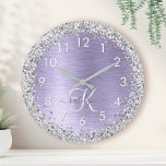 Paars geborsteld metaal Silver Glitter Monogram Na Ronde Klok<br><div class="desc">Eenvoudig aan te passen aan dit trendy klokontwerp met  zilveren mousserend glitter op een paarse geborstelde metalen achtergrond.</div>