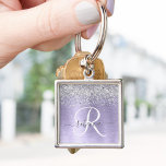 Paars geborsteld metaal Silver Glitter Monogram Na Sleutelhanger<br><div class="desc">Pas dit trendy ontwerp van de sleutelhanger met  zilveren mousserende glitter gemakkelijk aan op een paarse geborstelde metalen achtergrond.</div>