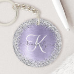 Paars geborsteld metaal Silver Glitter Monogram Na Sleutelhanger<br><div class="desc">Pas dit trendy ontwerp van de sleutelhanger met  zilveren mousserende glitter gemakkelijk aan op een paarse geborstelde metalen achtergrond.</div>