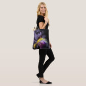 Paars gekruiste Iris Flower Petal Tote Bag (Op model)