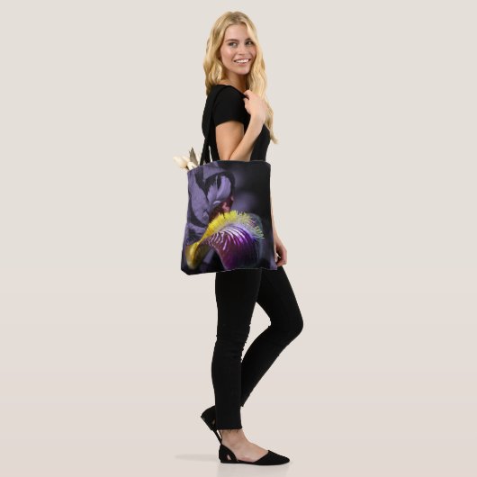 Paars gekruiste Iris Flower Petal Tote Bag (Op model)