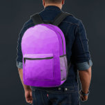 Paars geometrisch maaspatroon van de gradiënt bedrukte rugzak<br><div class="desc">Paarse gradiënt geometrisch mesh patroon afgedrukt rugzak. Cool mode accessoire tas voor iedereen. Paarse driehoek geometrische mesh met licht tot donker ombre gradiënt ontwerp.</div>