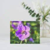 Paars Geranium met honingbijen Briefkaart (Staand voorkant)