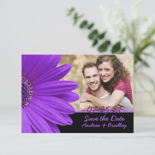 Paars Gerbera Daisy Black Photo Weddenschap Save The Date (Staand voorkant)