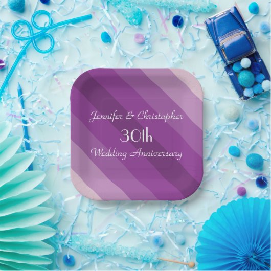 Paars gestreept 30th Wedding Jubileum Papieren Bordje (Feest)