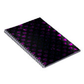Paars glanzend hart op zwart notitieboek (Rechterzijde)
