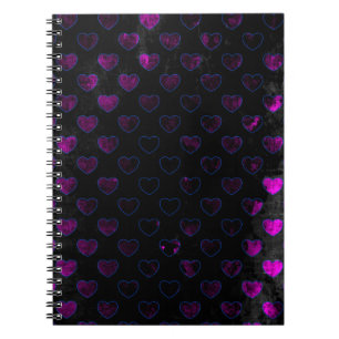 Paars glanzend hart op zwart notitieboek