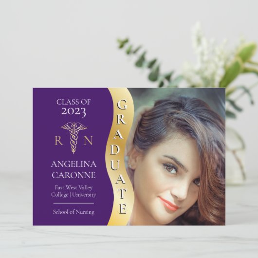 Paars Gold Afstuderen Wave Caduceus RN Nursing Afs Aankondiging (Staand voorkant)