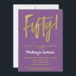 Paars Gold Script 50th Birthday Party Invitation Kaart<br><div class="desc">Een elegante,  eenvoudige maar opvallende paarse en gouden uitnodiging voor een 50e verjaardag. De het manuscripttekst van Glam bij de bovenkant en gouden hieronder tekst met de naam in stand-out wit</div>