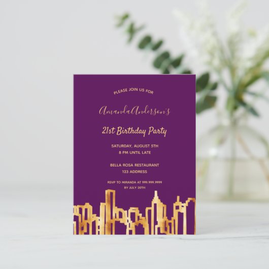 Paars goudfeest skyline-uitnodiging briefkaart (Staand voorkant)