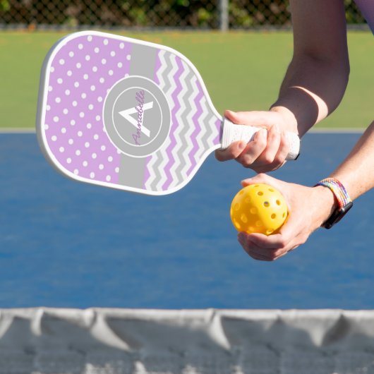 Paars Gray Polka Dot Chevron Pickleball Paddle (Insitu)