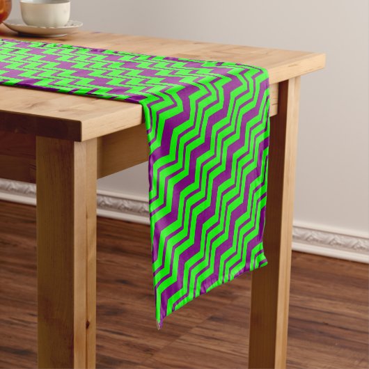 Paars Groen Chevron Zigzag Design Korte Tafelloper (Voorbeeld)