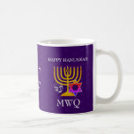 Paars HANUKKAH Monogram Koffiemok<br><div class="desc">Elegant, stijlvol paars HANUKKAH koffie-mok, ontworpen met faux gold menorah, kleurrijke ster van David en zilver, plus MONOGRAM en GREETING in het Hebreeuws, zodat je je initialen kunt toevoegen en je eigen groet kunt creëer. Op de achtergrond is er een subtiel patroon van de ster van David. Speciaal ontworpen voor...</div>