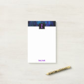 Paars Initiaal Letter Monogram over lichtblauw Post-it® Notes (Op bureau)