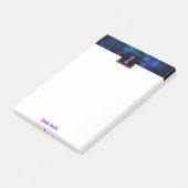 Paars Initiaal Letter Monogram over lichtblauw Post-it® Notes (Schuin)
