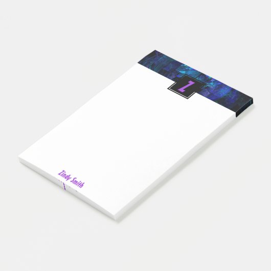 Paars Initiaal Letter Monogram over lichtblauw Post-it® Notes (Schuin)