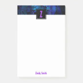 Paars Initiaal Letter Monogram over lichtblauw Post-it® Notes (Voorkant)