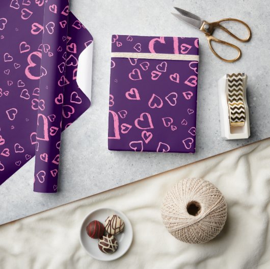 Paars inpakpapier met pastelroze harten (Crafts)