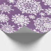 Paars kerstinpakpapier met snowflake patroon cadeaupapier (Hoek)