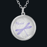 Paars Ketting Dragonfly<br><div class="desc">Pas een unieke gave aan voor uw bruidsmeisjes met een Paars Dragonfly-Ketting. Het ontwerp van het ketting is voorzien van een levendige libellen tegen een elegante florale wijnstok en een grijze damasachtergrond. Pas de naam van de bruidsmeisje aan voor een geliefde herinnering aan je grote dag. Extra trouwbenodigdheden zijn ook...</div>