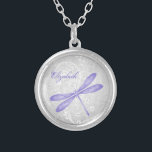 Paars Ketting Dragonfly<br><div class="desc">Pas een unieke gave aan voor uw bruidsmeisjes met een Paars Dragonfly-Ketting. Het ontwerp van het ketting is voorzien van een levendige libellen tegen een elegante florale wijnstok en een grijze damasachtergrond. Pas de naam van de bruidsmeisje aan voor een geliefde herinnering aan je grote dag. Extra trouwbenodigdheden zijn ook...</div>
