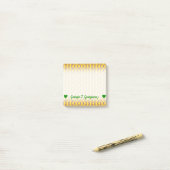 Paars kettingachtig patroon op een gele achtergron post-it® notes (Op bureau)