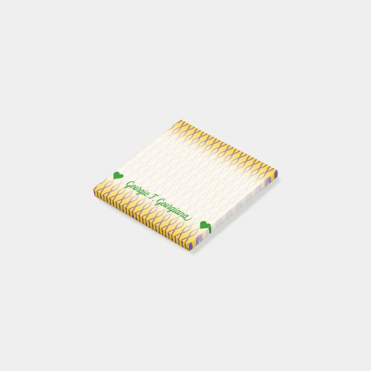 Paars kettingachtig patroon op een gele achtergron post-it® notes (Schuin)