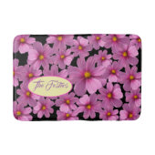 Paars kosmos-ventilatorontwerp op een zwarte achte badmat (Voorkant)