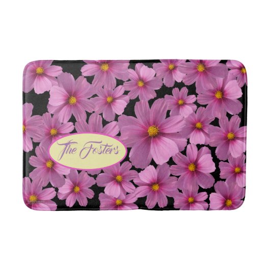 Paars kosmos-ventilatorontwerp op een zwarte achte badmat (Voorkant)