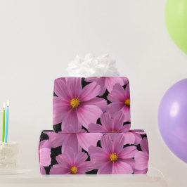 Paars kosmos-ventilatorontwerp op een zwarte achte cadeaupapier