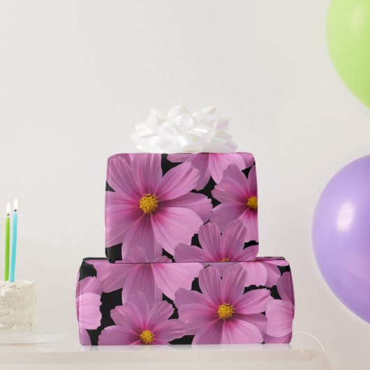 Paars kosmos-ventilatorontwerp op een zwarte achte cadeaupapier (Feestgeschenken)