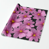 Paars kosmos-ventilatorontwerp op een zwarte achte cadeaupapier (Uitgerold)