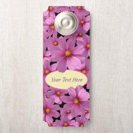 Paars kosmos-ventilatorontwerp op een zwarte achte deurhanger