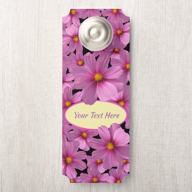 Paars kosmos-ventilatorontwerp op een zwarte achte deurhanger (Op knop)