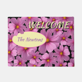 Paars kosmos-ventilatorontwerp op een zwarte achte deurmat