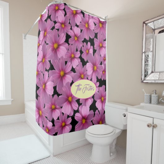 Paars kosmos-ventilatorontwerp op een zwarte achte douchegordijn (In situ)