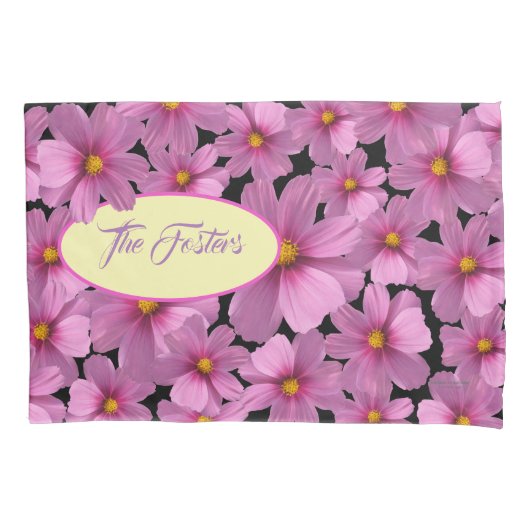 Paars kosmos-ventilatorontwerp op een zwarte achte kussensloop (Voorkant)