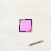 Paars kosmos-ventilatorontwerp op een zwarte achte post-it® notes (Op bureau)